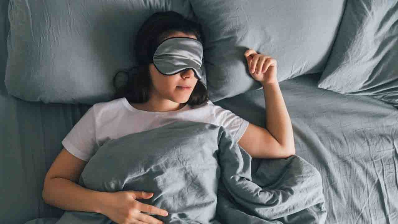 Sleep: রোজ রাতে পর্যাপ্ত পরিমাণে ঘুম হয় না? কমতে পারে আয়ু, এমনটাই বলছে গবেষণা