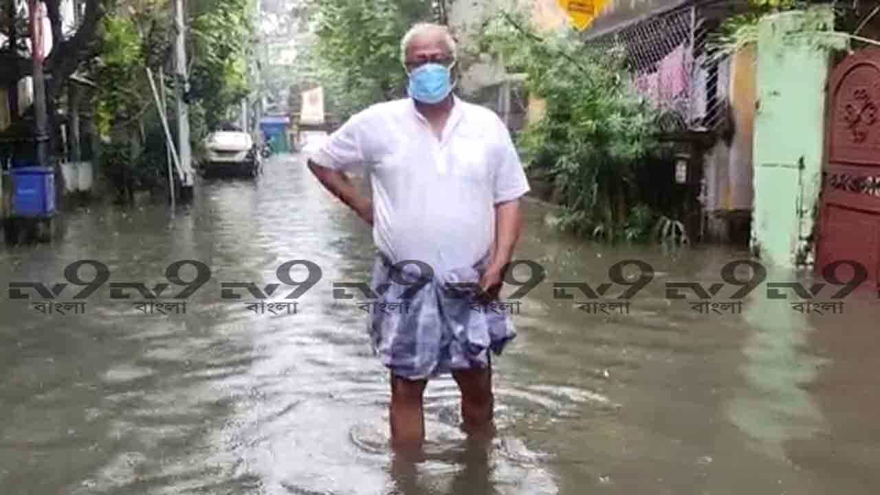 জল থইথই কলকাতা। রবিবার রাত থেকে মুষলধারায় বৃষ্টি কলকাতা-সহ সংলগ্ন জেলাগুলিতে। বিভিন্ন জায়গায় হাঁটু সমান জল জমে। হাওয়া অফিস শুনিয়েছে, সোমবার আরও দুর্ভোগ রয়েছে শহরবাসীর কপালে। জলযন্ত্রণায় নাকাল হতে হবে মঙ্গলবারও।