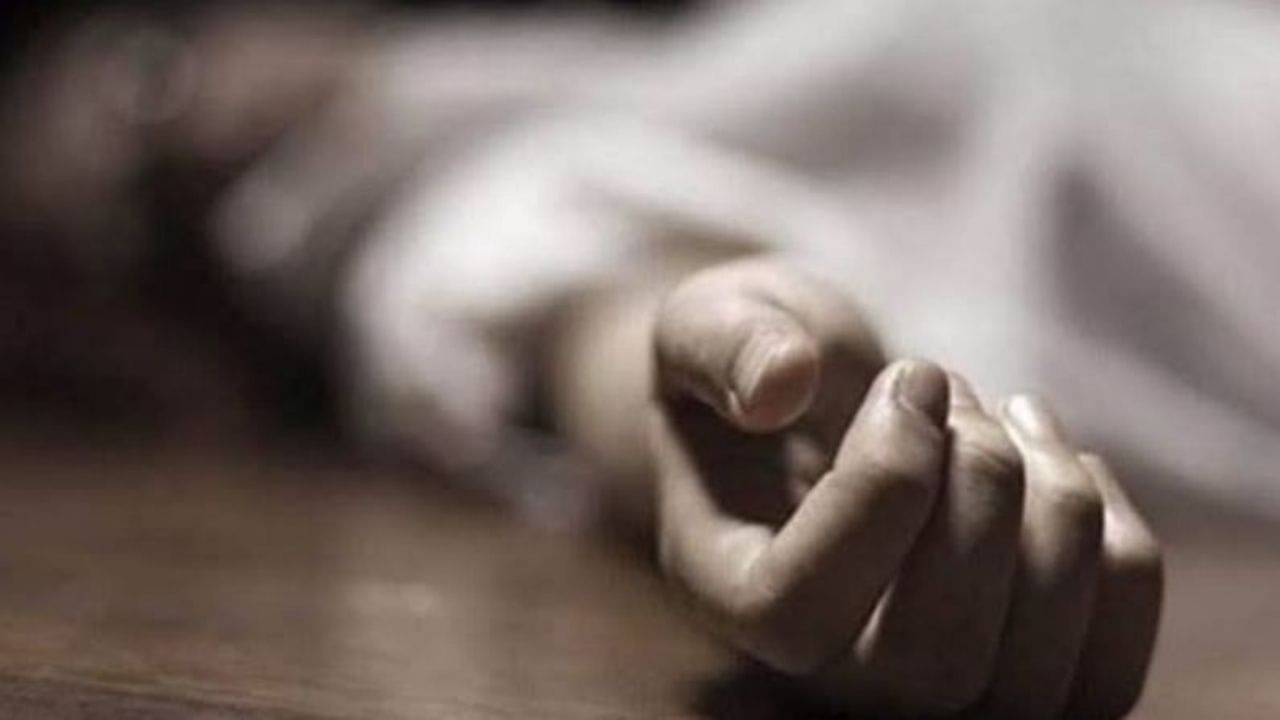 Suicide: যেতে চাননি পারিবারিক অনুষ্ঠানে, বাড়ি থেকেই উদ্ধার প্রাক্তন মন্ত্রীর ঝুলন্ত দেহ