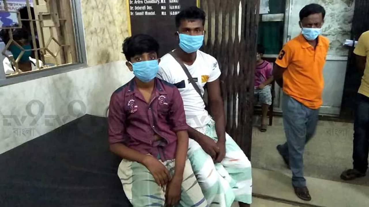 পায়ের উপর নরম কিছু একটা লাগল, বোঝার আগেই দংশন! ছেলেকে বাঁচাতে বাবা যা করলেন