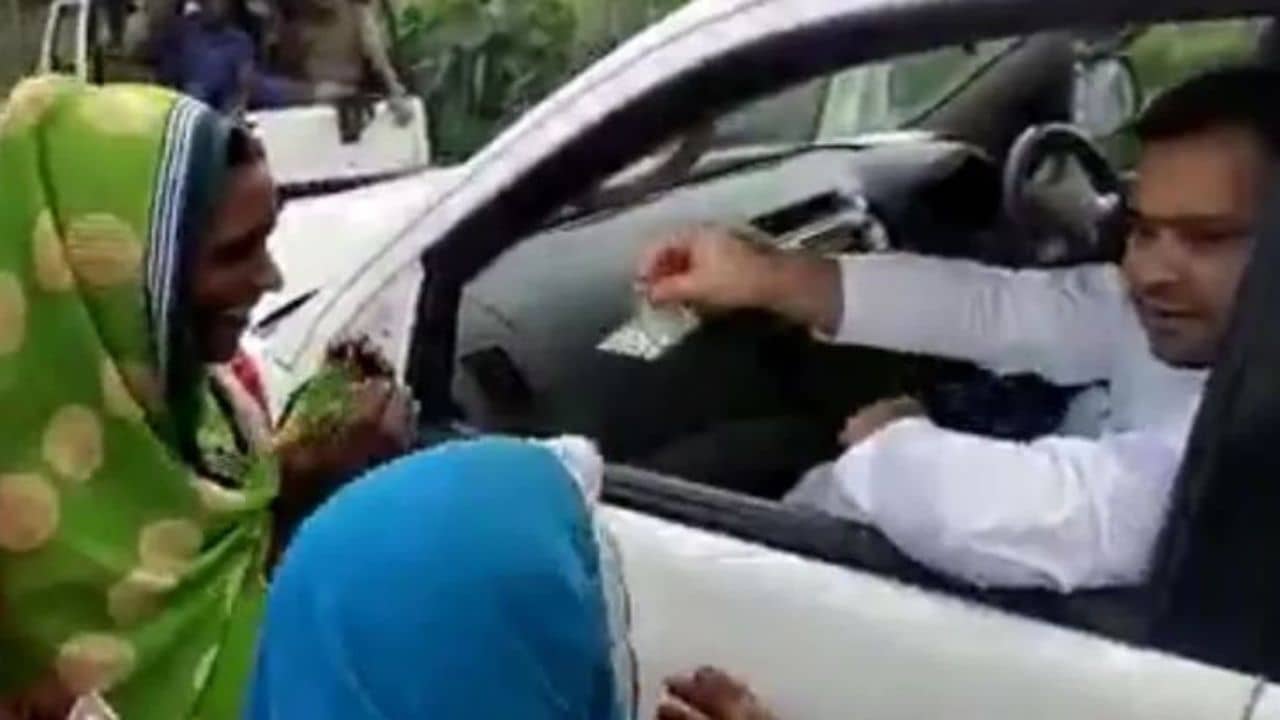 গাড়ির দিকে হাত বাড়ালেই গুঁজে দিচ্ছেন ৫০০ টাকার নোট! ভোটের আগেই ভাইরাল তেজস্বীর ভিডিয়ো