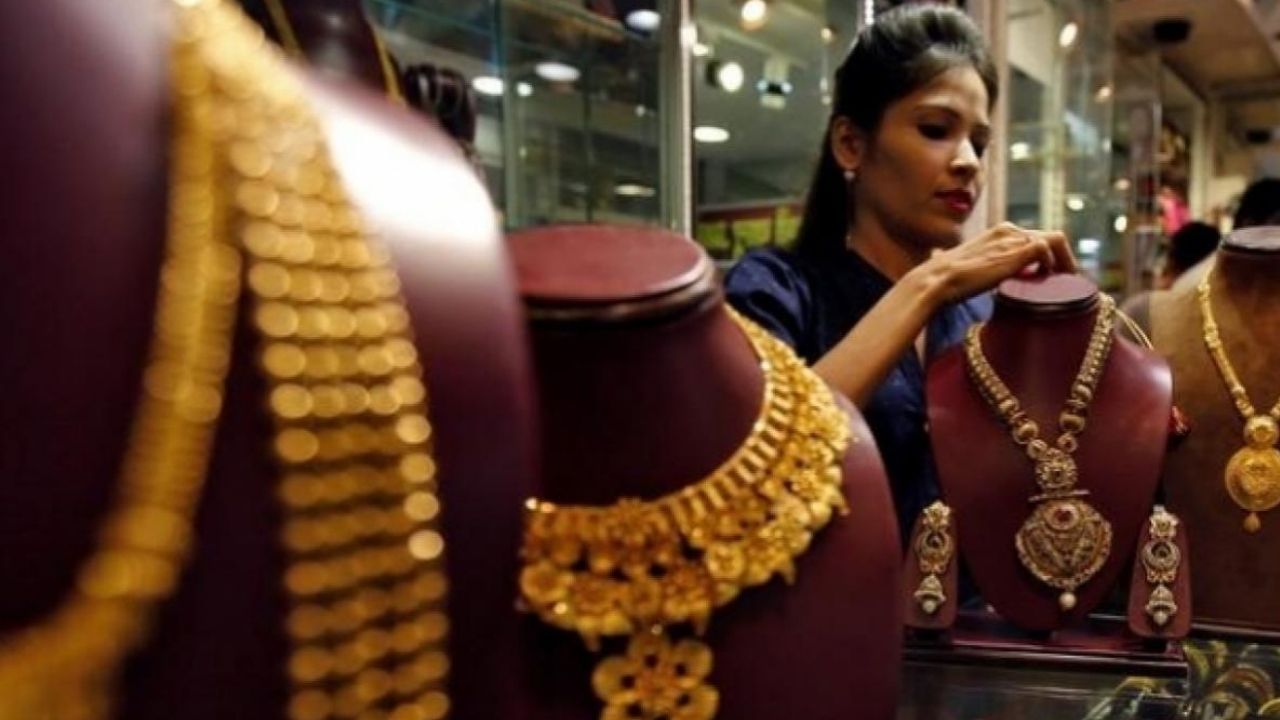 Gold price today: সোনায় সোহাগা মধ্যবিত্তের, এক বছরে ১০ হাজার টাকা কমল হলুদ ধাতু