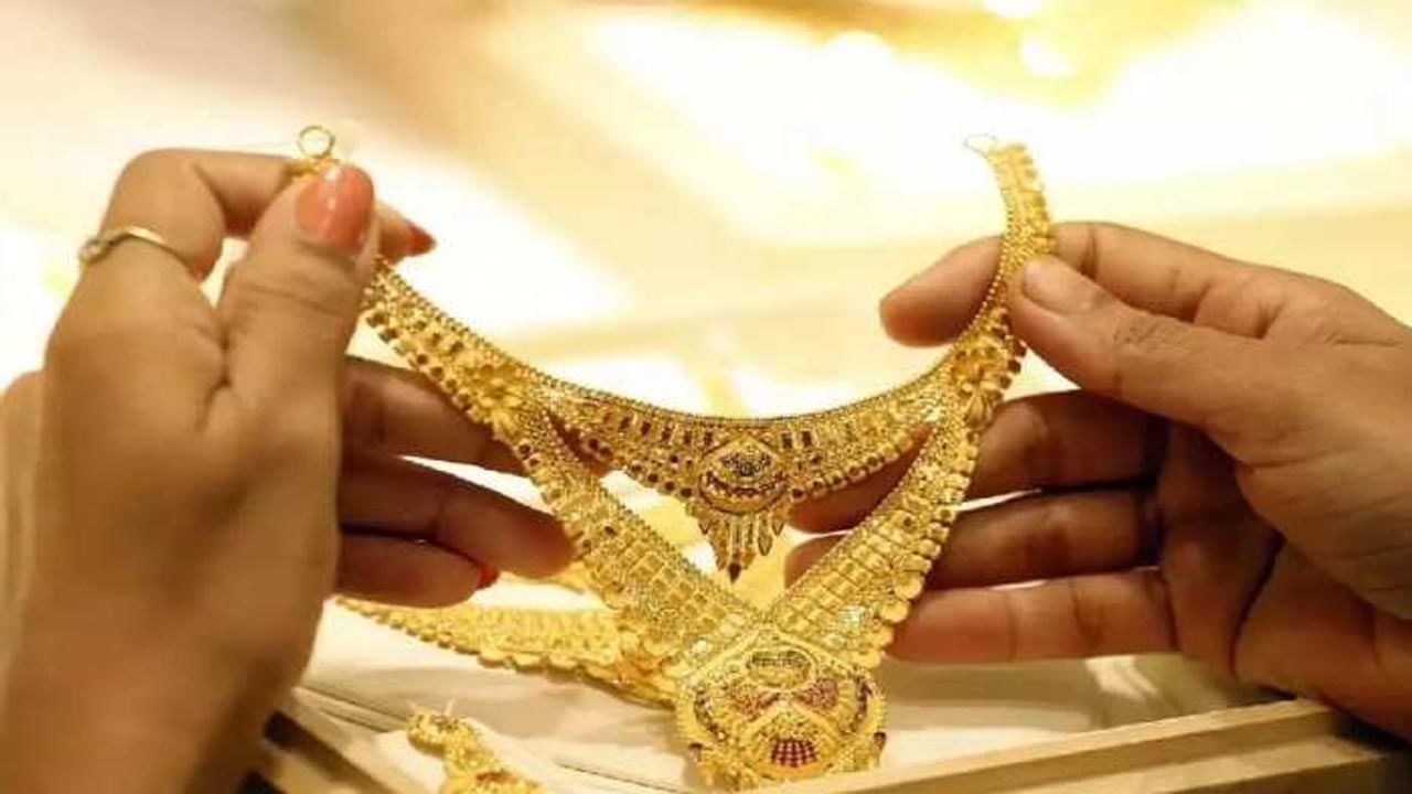 Today gold price: কমছে সোনার দাম, বিক্রি বাড়ার আশায় কলকাতার স্বর্ণ ব্যবসায়ীরা