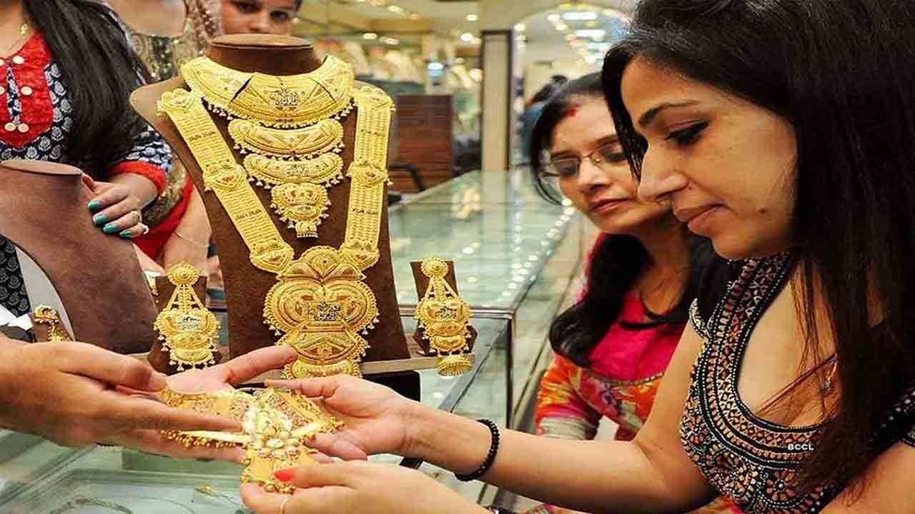 Gold Silver Price Today: সোনার দাম ৪ দিনে তৃতীয়বার কমল, রেকর্ড দাম থেকে ৯৫০০ টাকা হল সস্তা