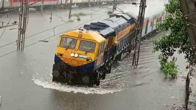 Train Update: জল থইথই টিকিয়াপাড়া কারশেড! আজও ট্রেনযাত্রীদের জন্য দুর্ভোগ থাকছেই