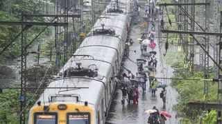 Weather Live Update: ঘূর্ণাবর্তের কোপ! একে নাগাড়ে বৃষ্টি তার ওপর গঙ্গায় জোয়ার, প্রহর গুনছে কলকাতা