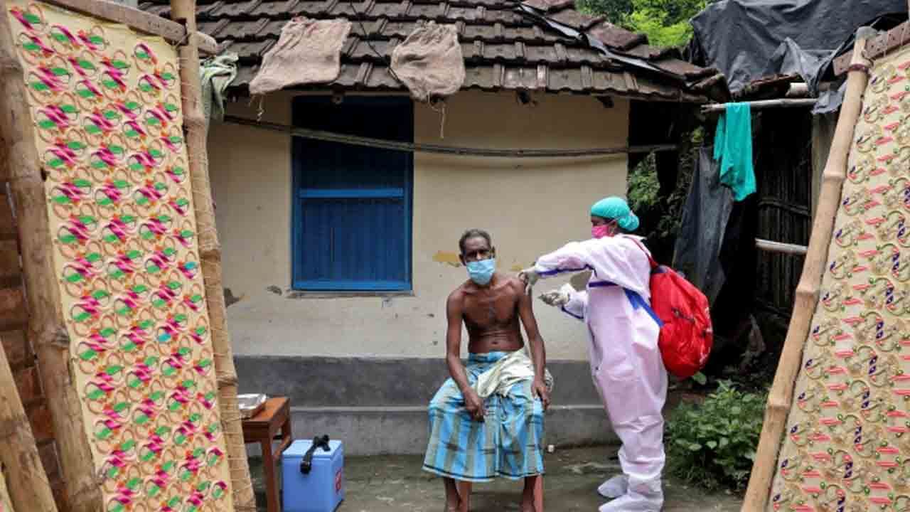 COVID-19 Vaccination: কেন্দ্র চাইলেও 'দুয়ারে ভ্যাকসিনে' সায় নেই রাজ্যের স্বাস্থ্য দফতরের