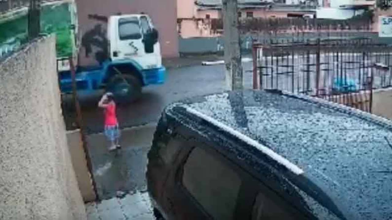 Viral Video: সাফাই কর্মীর চেষ্টায় বাঁচল বালক, ভিডিয়ো ভাইরাল