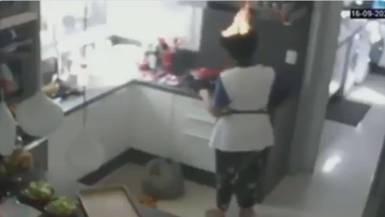 Viral Video: রান্না করতে গিয়ে আগুন লেগে গেল চুলে! তারপর কী হল দেখুন ভাইরাল ভিডিয়োয়