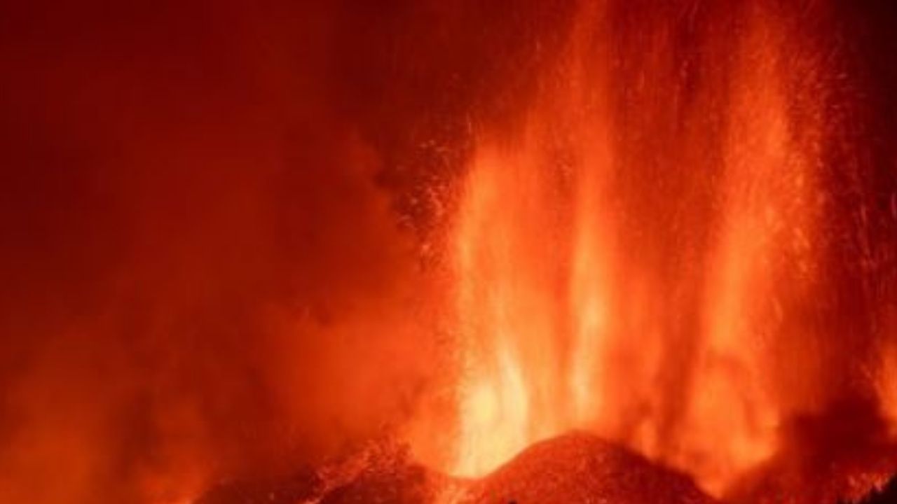 Volcano Eruption: দিনের আকাশও ঢেকেছে আঁধারে, বইছে লাভার ফোয়ারা! ৫০ বছর পর ফের জেগে উঠল আগ্নেয়গিরি