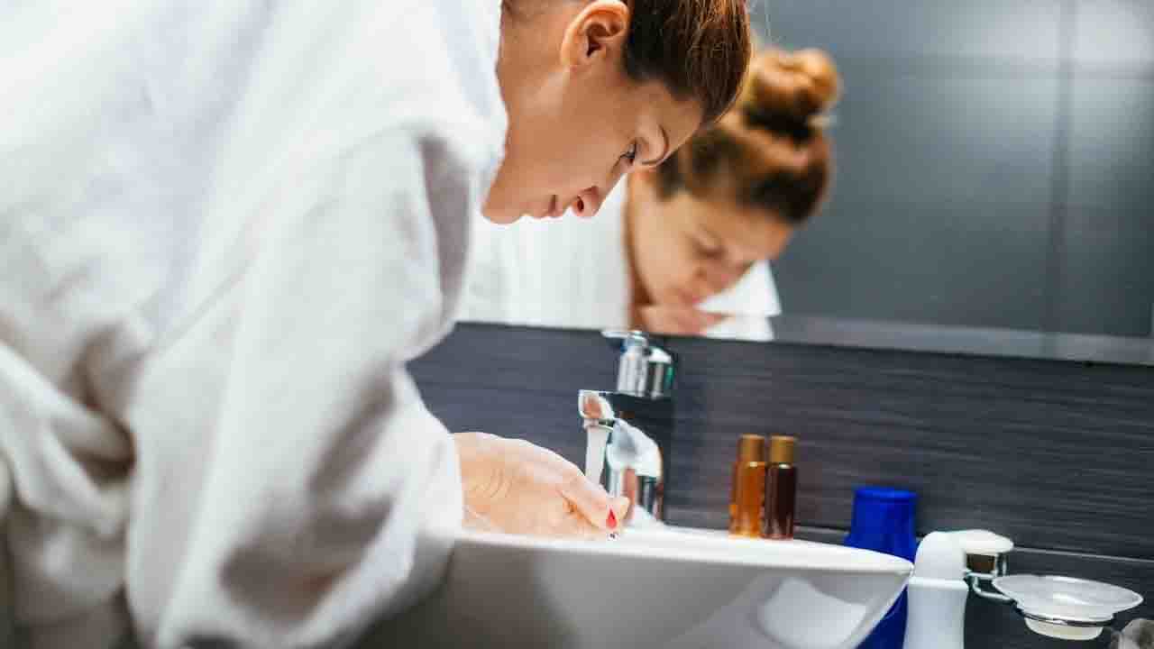 Face Wash: ত্বকের ওপর ঠাণ্ডা জল প্রয়োগ করলে কী কী উপকারিতা পাবেন জানেন? Face Wash: ত্বকের ওপর ঠাণ্ডা জল প্রয়োগ করলে কী কী উপকারিতা পাবেন জানেন?