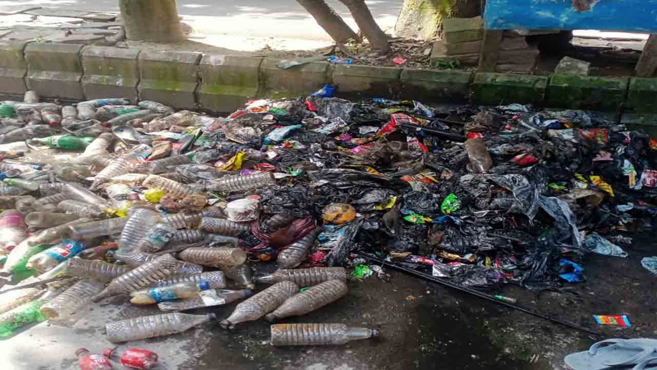 গত কয়েকদিনের বৃষ্টিতে যে সমস্ত জায়গা একেবারে জল থইথই হয়ে গিয়েছিল। তার মধ্যে বিধাননগর, সল্টলেকের একাধিক জায়গার নাম ছিল। বৃষ্টি থামলেও কোনও ভাবেই জল নামানো যাচ্ছিল না। সোমবার বিধাননগর পুরনিগমের সল্টলেকে ম্যানহোল পরিষ্কার করতে গিয়ে প্লাস্টিকের বোতল এবং নোংরা বর্জ্যের স্তূপ দেখে চক্ষু চড়কগাছ পুরনিগমের কর্মীদের।