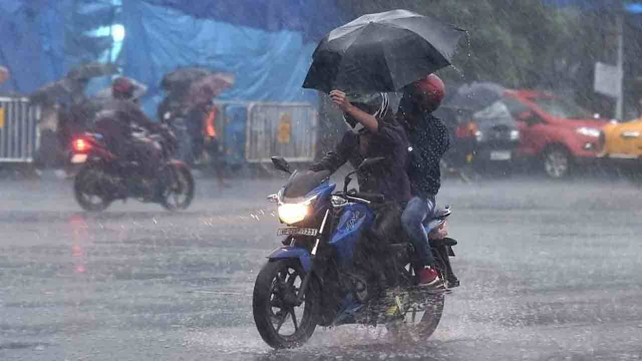 WB Weather Update: ফের দুর্যোগের ঘূর্ণাবর্ত! আজ তো বটেই, আরও কতদিন ভারী বৃষ্টি জানিয়ে দিল হাওয়া অফিস