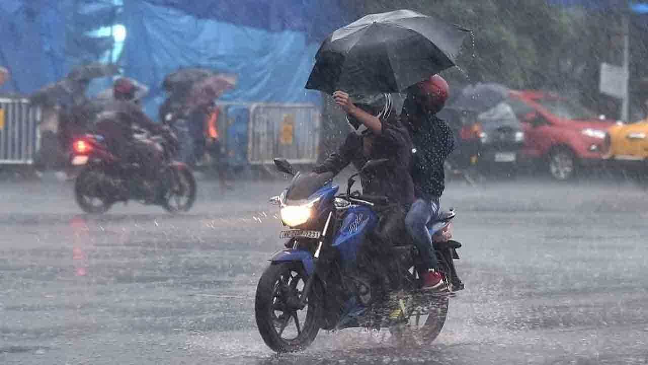 WB Weather Update: ফের দুর্যোগের ঘূর্ণাবর্ত! আজ তো বটেই, আরও কতদিন ভারী বৃষ্টি জানিয়ে দিল হাওয়া অফিস WB Weather Update: ফের দুর্যোগের ঘূর্ণাবর্ত! আজ তো বটেই, আরও কতদিন ভারী বৃষ্টি জানিয়ে দিল হাওয়া অফিস