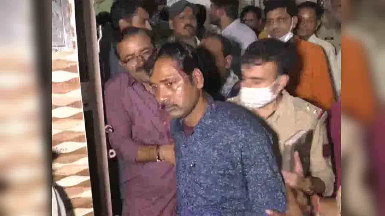 West Bengal Police: যোগী রাজ্যে বাংলার পুলিশকে হেনস্থার অভিযোগ, সংবাদসংস্থার টুইটে শুরু রাজনৈতিক তরজা West Bengal Police: যোগী রাজ্যে বাংলার পুলিশকে হেনস্থার অভিযোগ, সংবাদসংস্থার টুইটে শুরু রাজনৈতিক তরজা