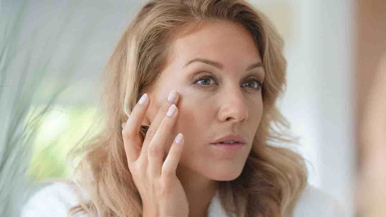 Wrinkles: এই একটি মাত্র উপাদানেই দূর হয়ে যেতে পারে ত্বকের বলিরেখা! Wrinkles: এই একটি মাত্র উপাদানেই দূর হয়ে যেতে পারে ত্বকের বলিরেখা!