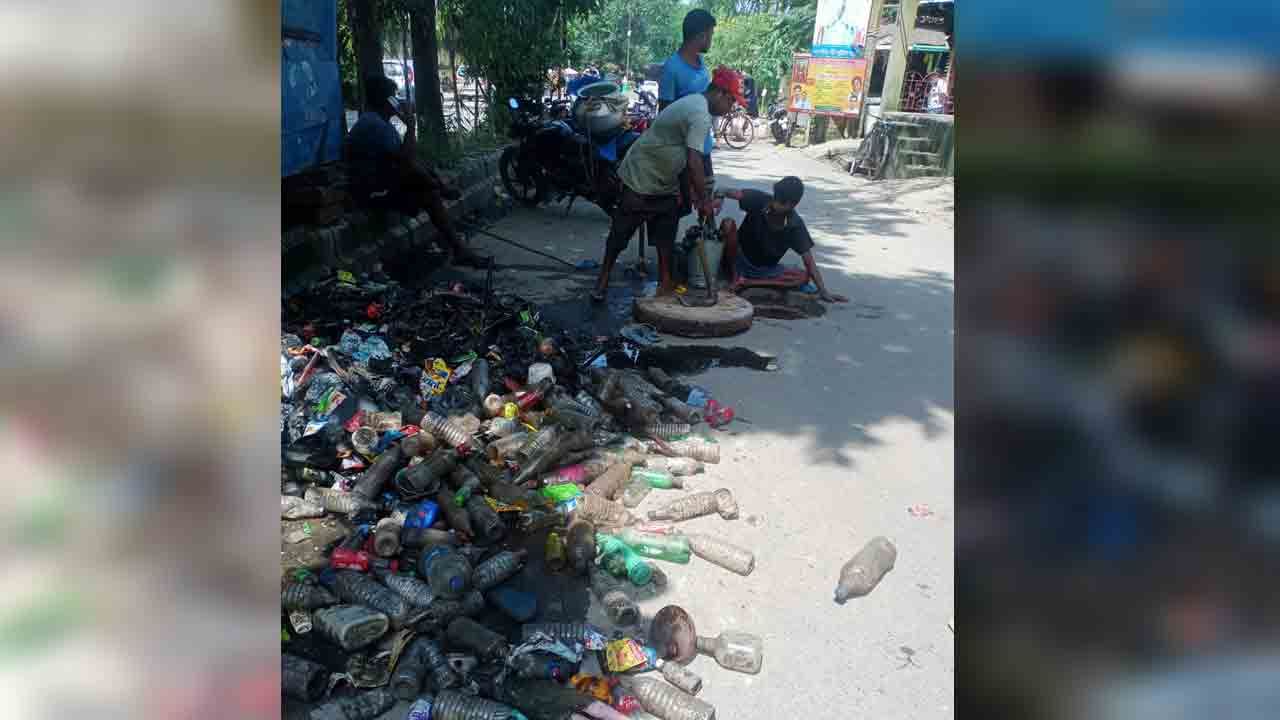 সল্টলেকে ম্যানহোল পরিষ্কার করতে গিয়ে দেখা যায় প্রত্যেকটি নর্দমা থেকে শুরু করে ম্যানহোলের ভিতর নোংরা আবর্জনা প্লাস্টিকের বোতল দিয়ে কার্যত নর্দমা বন্ধ হয়ে আছে। পুরনিগমের প্রশাসকমণ্ডলীর প্রধান কৃষ্ণা চক্রবর্তীর কথায়, শুধুমাত্র পুরনিগমকে বা সরকারকে দায়ী করলে হবে না। সাধারণ মানুষকেও বিষয়টি ভাবতে হবে। যেখানে সেখানে নোংরা আবর্জনা ফেললে হবে না। হাতজোড় করে আবেদন, আপনারা আপনাদের শহরকে বাঁচান। তাহলেই সুস্থ থাকবেন, জল যন্ত্রনার হাত থেকে মুক্তি পাবেন। 