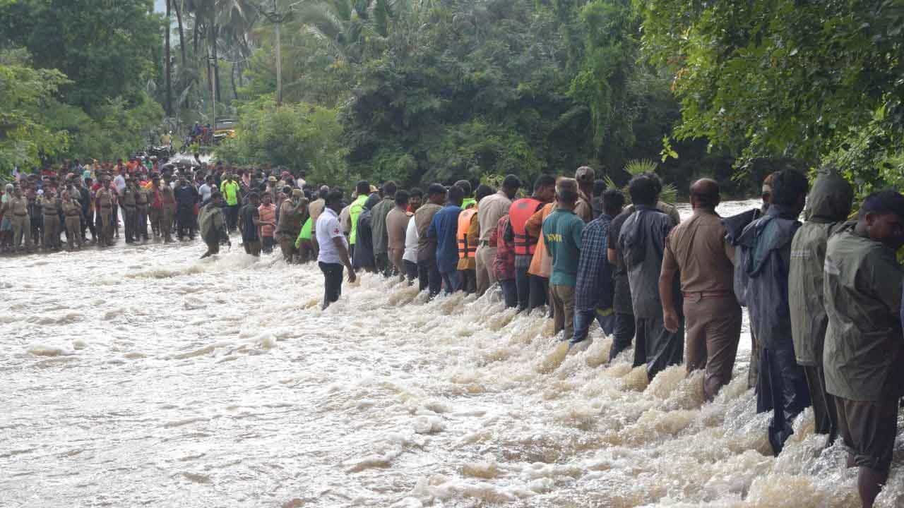 Kerala Flood Update: নিম্নচাপ সরলেও ফের ঘনাচ্ছে ভারী বৃষ্টির বিপদ, মুখ্যমন্ত্রীর সঙ্গে কথা প্রধানমন্ত্রীর Kerala Flood Update: নিম্নচাপ সরলেও ফের ঘনাচ্ছে ভারী বৃষ্টির বিপদ, মুখ্যমন্ত্রীর সঙ্গে কথা প্রধানমন্ত্রীর