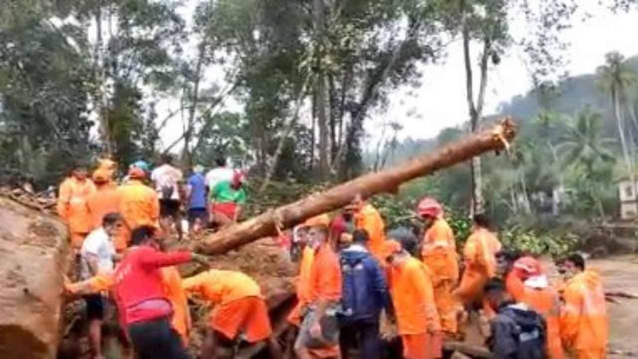Kerala Flood: নিম্নচাপ শক্তি হারাতেই উদ্ধারকার্যে নামল এনডিআরএফ, ক্ষোভ ত্রাণ শিবির ঘিরে
