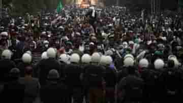 Pakistan Clash: আন্দোলনকারীদের উপর ২৫০০ কাঁদানে গ্যাস ছুঁড়ল পুলিশ, মুহূর্তেই রণক্ষেত্রে পরিণত লাহোর, মৃত ৪