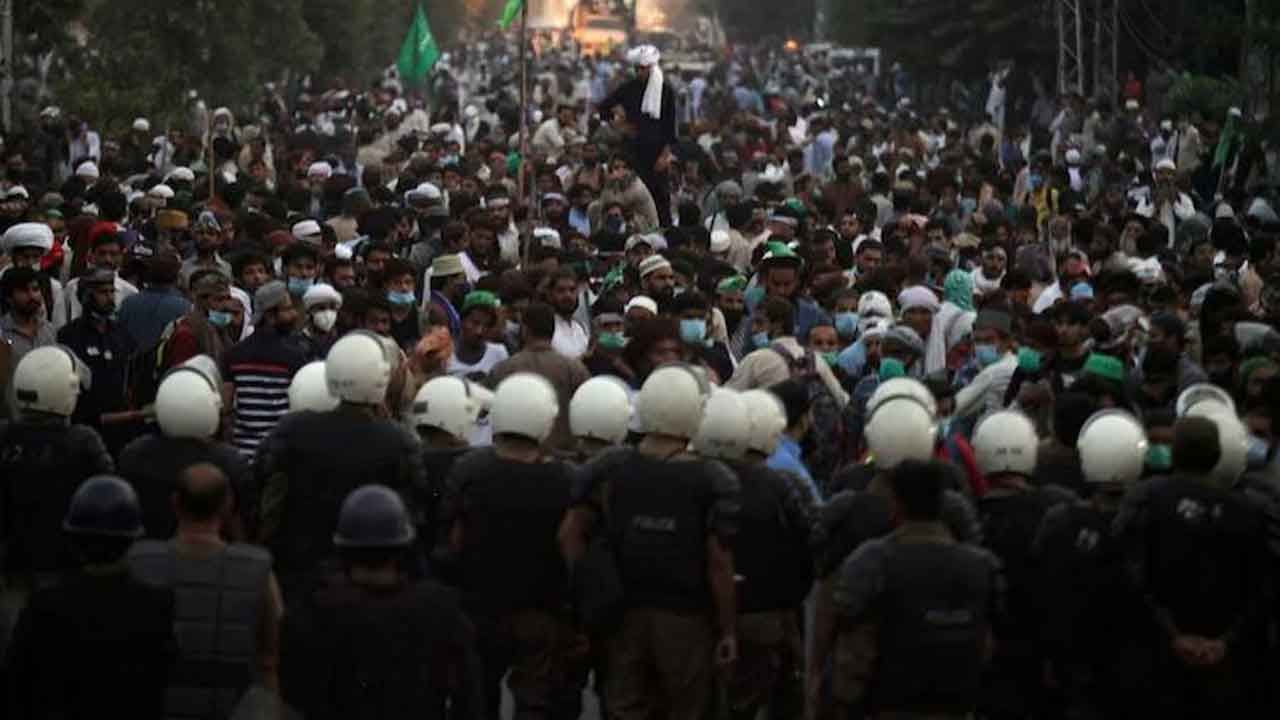 Pakistan Clash: আন্দোলনকারীদের উপর ২৫০০ কাঁদানে গ্যাস ছুঁড়ল পুলিশ, মুহূর্তেই রণক্ষেত্রে পরিণত লাহোর, মৃত ৪