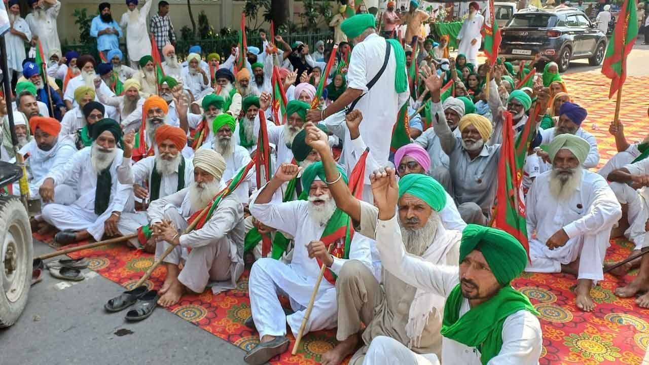 Farm Laws Repeal: বিতর্ক বাড়াতে নারাজ কেন্দ্র, আজই মন্ত্রিসভায় পাশ হতে পারে কৃষি আইন প্রত্যাহারের খসড়া প্রস্তাব