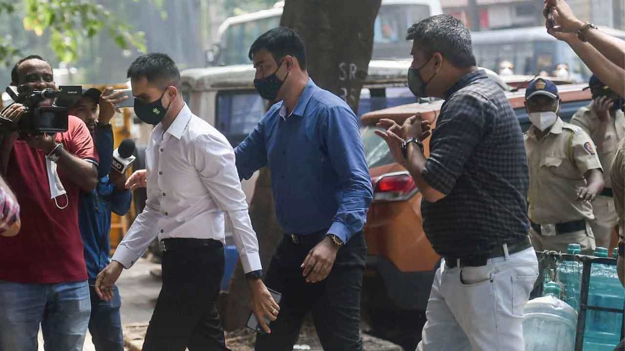 Aryan Khan Drug Case: 'সমন নয়, কাজের জন্যই এসেছি', বিতর্কের মাঝেই মুখ খুললেন এনসিবি কর্তা Aryan Khan Drug Case: 'সমন নয়, কাজের জন্যই এসেছি', বিতর্কের মাঝেই মুখ খুললেন এনসিবি কর্তা