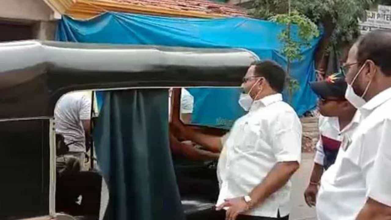 Maharashtra Bandh: ঘরে ভাত নেই, বনধের দিনেও যাত্রীর খোঁজে বেরিয়েছিলেন অটোচালক, জুটল কেবল চড়! Maharashtra Bandh: ঘরে ভাত নেই, বনধের দিনেও যাত্রীর খোঁজে বেরিয়েছিলেন অটোচালক, জুটল কেবল চড়!