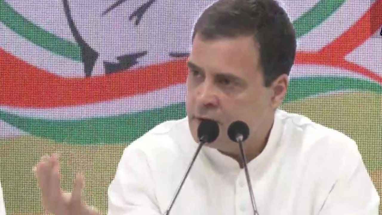 Rahul Gandhi: সোনিয়া-প্রিয়ঙ্কাকে পাশে নিয়ে হিন্দু বনাম হিন্দুত্বের তাস খেললেন রাহুল