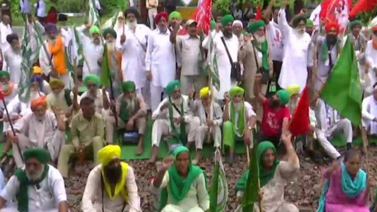 Rail Roko Protest: হুঁশিয়ারি সত্ত্বেও রেললাইনেই বসে আন্দোলনকারীরা, রেল রোকো অভিযানে কোন রাজ্যে পড়ছে কেমন প্রভাব?