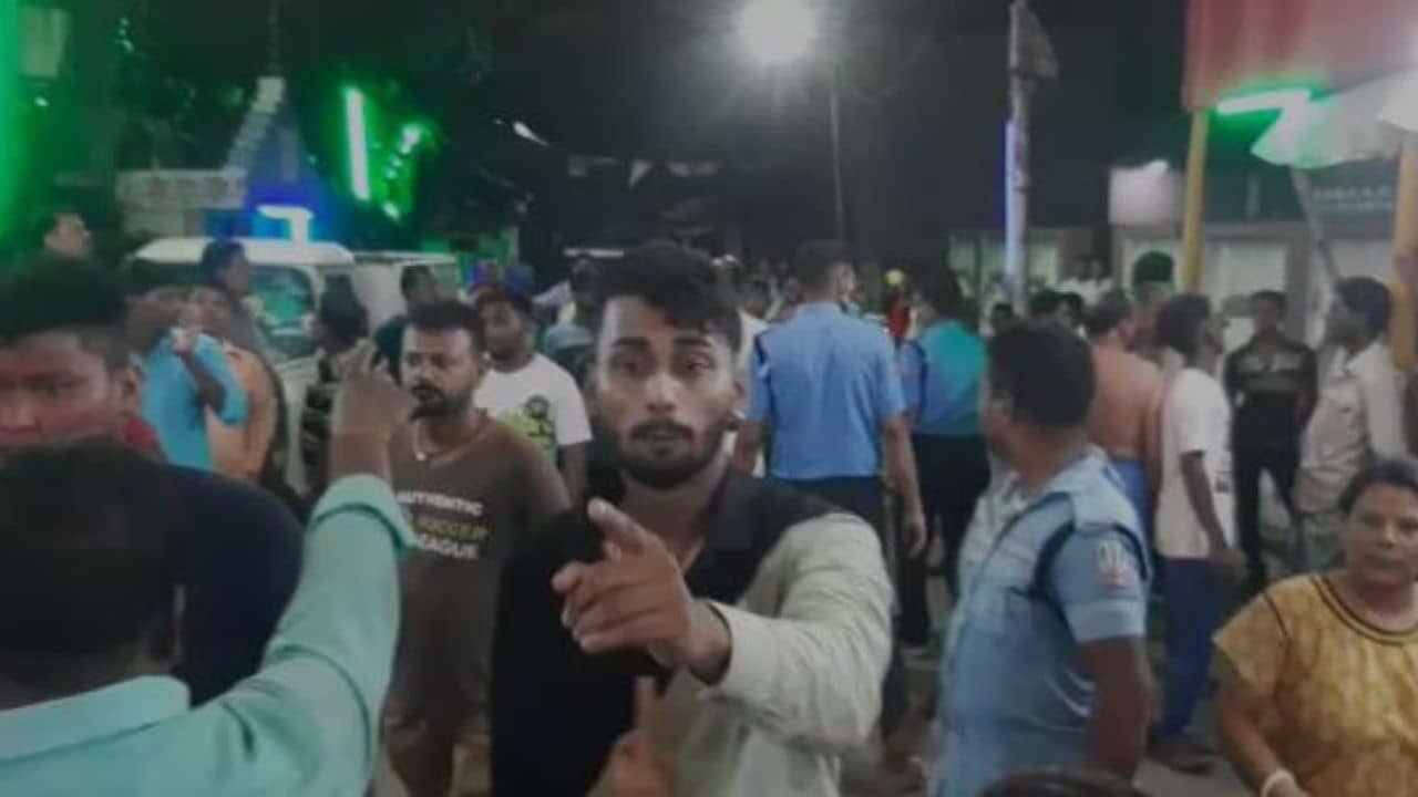 Durga Puja 2021: মদের টাকা দে, বিসর্জনের রাতেই বোমাবাজি, উত্তপ্ত দুর্গাপুর!