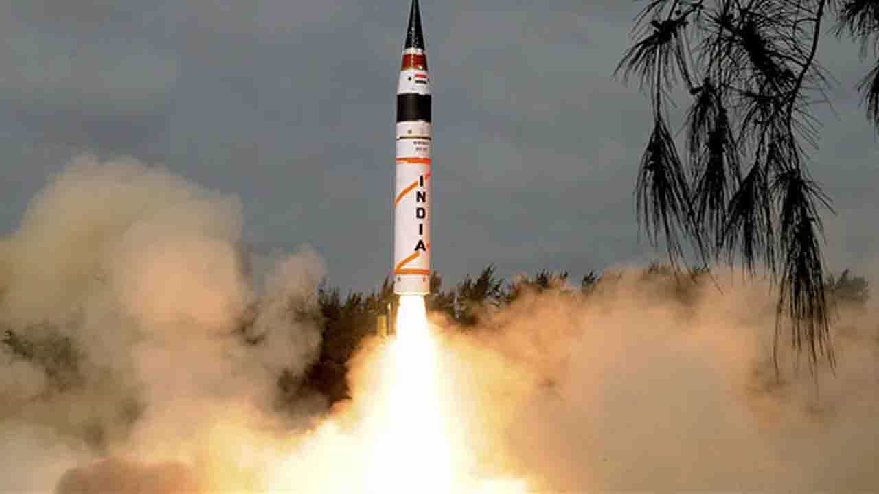 ফের মিসাইল উৎক্ষেপণে সাফল্য ভারতের। বুধবার অগ্নি-৫ মিসাইলের পরীক্ষমূলক উৎক্ষেপণে সাফল্য পেল ভারত। আজ ওড়িশার আব্দুল কালাম আইল্যান্ড থেকে সেই মিসাইল উৎক্ষেপণ করা হয়েছে। এ দিন সন্ধে ৭ টা ৫০ মিনিটে উৎক্ষেপণ করা হয় সেই মিসাইল। ডিআরডিও-র তরফে জানানো হয়েছে এই মিসাইলের রেঞ্জ ৫ হাজার কিলোমিটার।