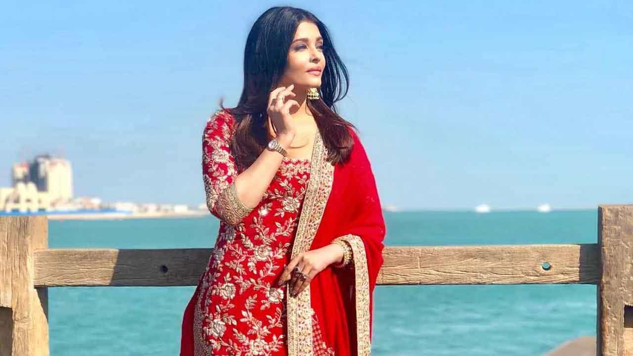 মনীশ মালহোত্রার ডিজাইনার লাল সারারা পরেছেন ঐশ্বর্যা। গোল্ড এমব্রয়ডারি কুর্তা, ভারী কাজের ওড়না। হালকা জুয়েলারি এবং মানানসই মেকআপ বেছে নিতে পারেন নায়িকার মতোই।