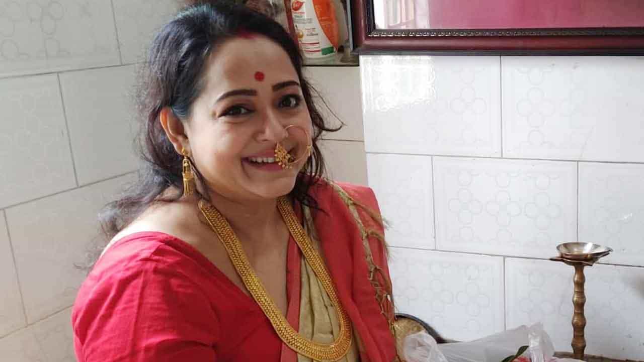 লাল পাড় তসর রঙা শাড়ি। গা ভর্তি সোনার গয়না। কপালে বড় টিপ। ঠিক এটাই অভিনেত্রী অপরাজিতা আঢ্যর লক্ষ্মীপুজোর সাজ। চলতি বছরেও তার ব্যতিক্রম হল না।