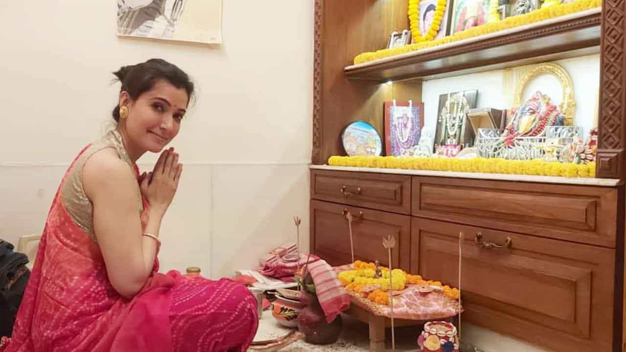 গৃহস্থের ঘরে ঘরে আজ লক্ষ্মীদেবীর আরাধনা। কোজাগরী লক্ষ্মীপুজোয় মেতেছেন সকলে। ব্যতিক্রম নন অভিনেত্রী অর্পিতা চট্টোপাধ্যায়ও।