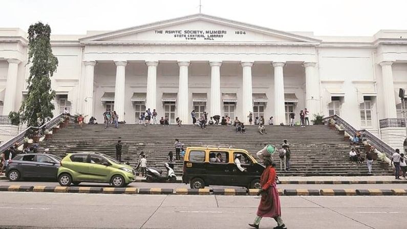 ১) এশিয়াটিক লাইব্রেরী:
আপনি যদি একাধিক সিনেমা দেখে থাকেন কিংবা সিনেমা দেখতে ভালবাসেন, তাহলে বারংবার এই সাদা বাড়িটিকে দেখেছেন। বাড়িটির বড় বড় থাম্বের জন্য অনেক সিনেমায় এই বাড়িকে হাইকোর্ট বলেও বর্ণনা করা হয়ে থাকে। স্বাভাবিক ভাবেই এই বাড়ি ইনস্টাগ্রামের ব্লগের জন্য একেবারেই সঠিক ভাবনা। 