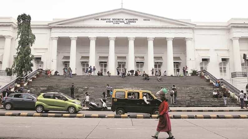 ১) এশিয়াটিক লাইব্রেরী:
আপনি যদি একাধিক সিনেমা দেখে থাকেন কিংবা সিনেমা দেখতে ভালবাসেন, তাহলে বারংবার এই সাদা বাড়িটিকে দেখেছেন। বাড়িটির বড় বড় থাম্বের জন্য অনেক সিনেমায় এই বাড়িকে হাইকোর্ট বলেও বর্ণনা করা হয়ে থাকে। স্বাভাবিক ভাবেই এই বাড়ি ইনস্টাগ্রামের ব্লগের জন্য একেবারেই সঠিক ভাবনা।