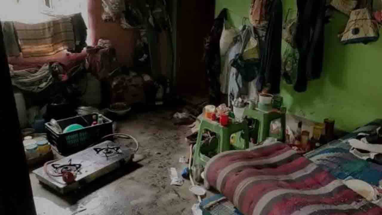 Barrackpore: আচমকা বিস্ফোরণে কেঁপে উঠল অর্জুন গড়, তেলেগুভাষী দম্পতির ঘর থেকে উদ্ধার বিপুল রাসায়নিক!