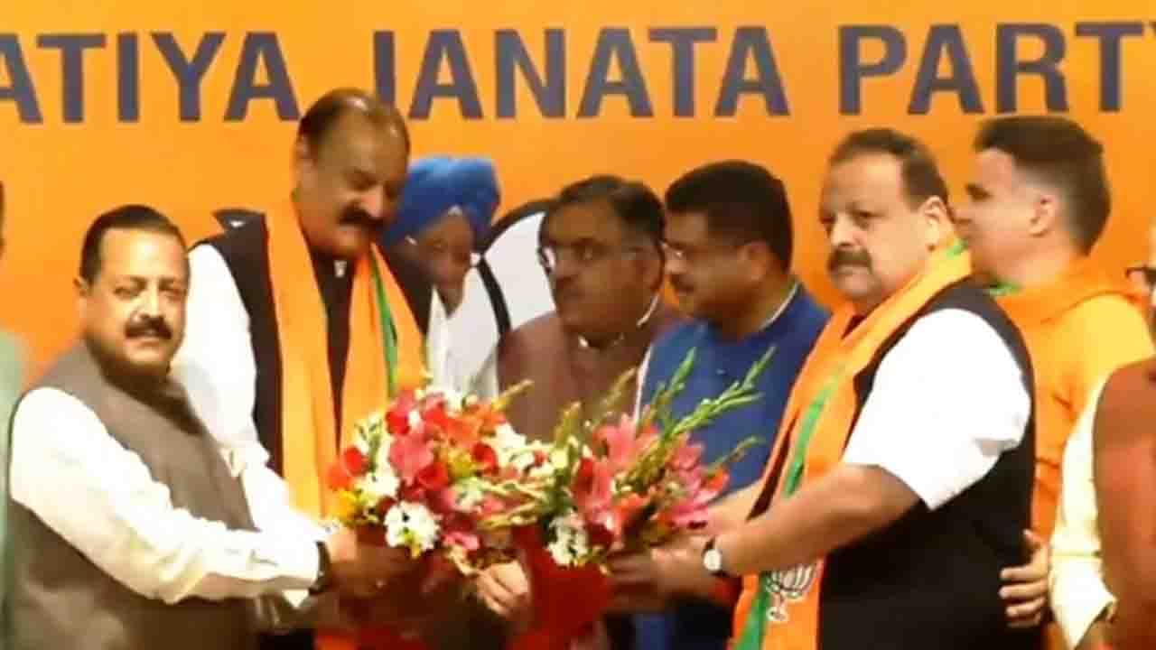NC Leader join BJP: মোদী ঝড়ের মধ্যেও জিতেছিলেন নির্বাচনে, দল ছেড়ে বিজেপির হাত শক্ত করলেন দুই নেতা