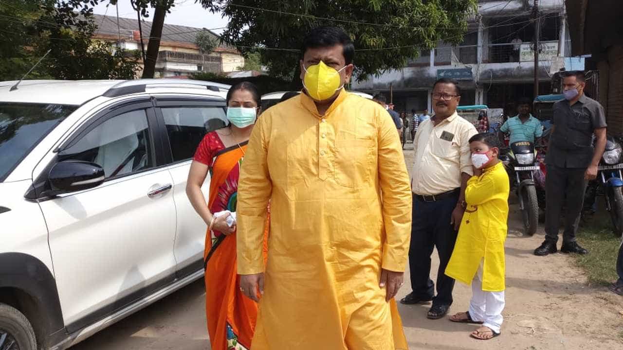 Sukanta Majumder: 'মা রাজ্যের বুক থেকে রাজনৈতিক হিংসা যেন মুছে যায়,' সস্ত্রীক মহাষ্টমীর অঞ্জলি দিয়ে মন্তব্য সুকান্তর Sukanta Majumder: 'মা রাজ্যের বুক থেকে রাজনৈতিক হিংসা যেন মুছে যায়,' সস্ত্রীক মহাষ্টমীর অঞ্জলি দিয়ে মন্তব্য সুকান্তর