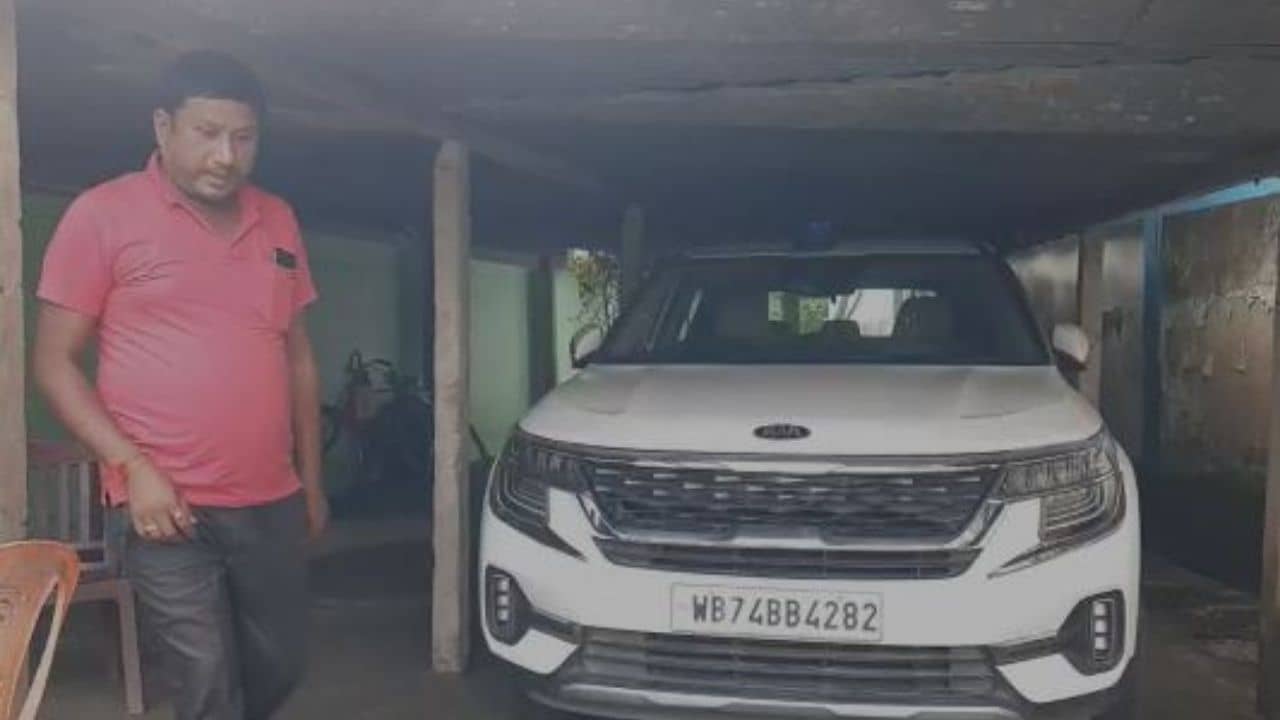 North Dinajpur: কে মালিক? সিসিক্যামেরায় মোড়া ক্যাম্পাসে শোভা পাচ্ছে নীলবাতির রহস্যময় গাড়ি!