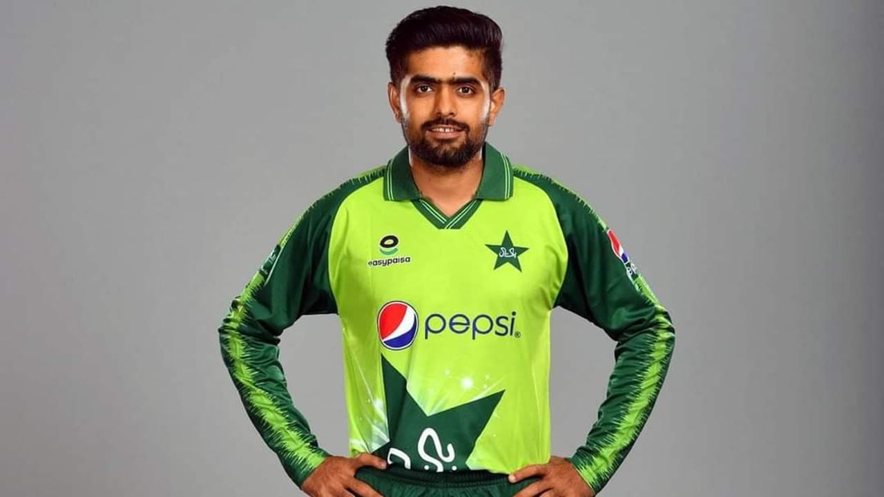 বাবর আজম - পাকিস্তানের অধিনায়ক বাবর আজম (Babar Azam) বর্তমানে তাঁর ক্রিকেট কেরিয়ারের সেরা ফর্মে রয়েছেন। আন্তর্জাতিক টি-২০ ক্রিকেটে তিনি এখনও পর্যন্ত ৬১টি ম্যাচে খেলেছেন। সেখানে তাঁর সংগ্রহ ২২০৪ রান। অনেক প্রাক্তন ক্রিকেটারদের মতে বাবর আজম পারেন ভারত-পাক ম্যাচের ফলাফল বদলে দিতে। (ছবি-টুইটার)