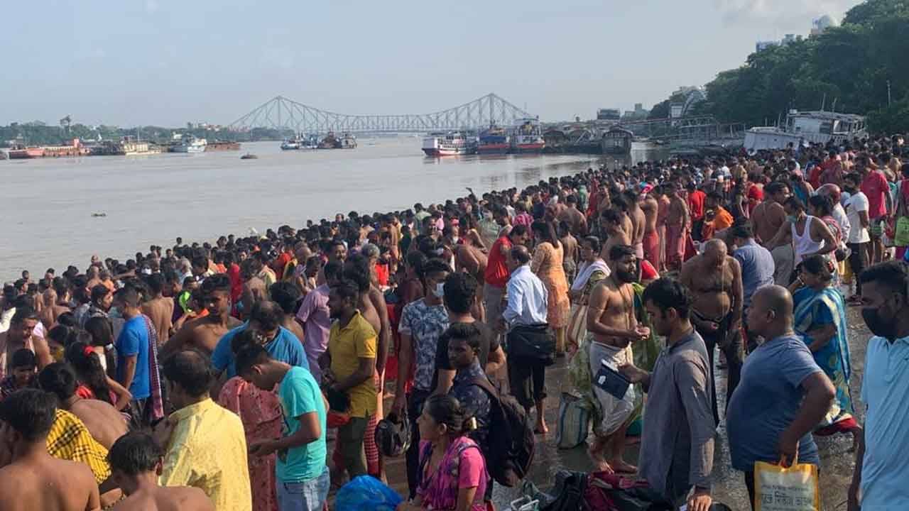 COVID: ঘাটে ঘাটে শয়ে শয়ে ভিড়, চুলোয় দূরত্ববিধি! করোনা ভুলে তর্পণের চেনা ছবি ফিরল বছর খানেক পর