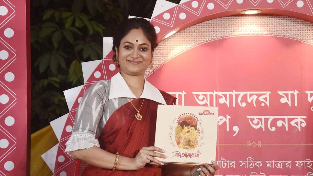 Durga Puja 2021: সেলেবদের মায়েরা কেমন? গল্প শেয়ার হল কফি টেবিল বুক ‘এটা আমার মা’তে