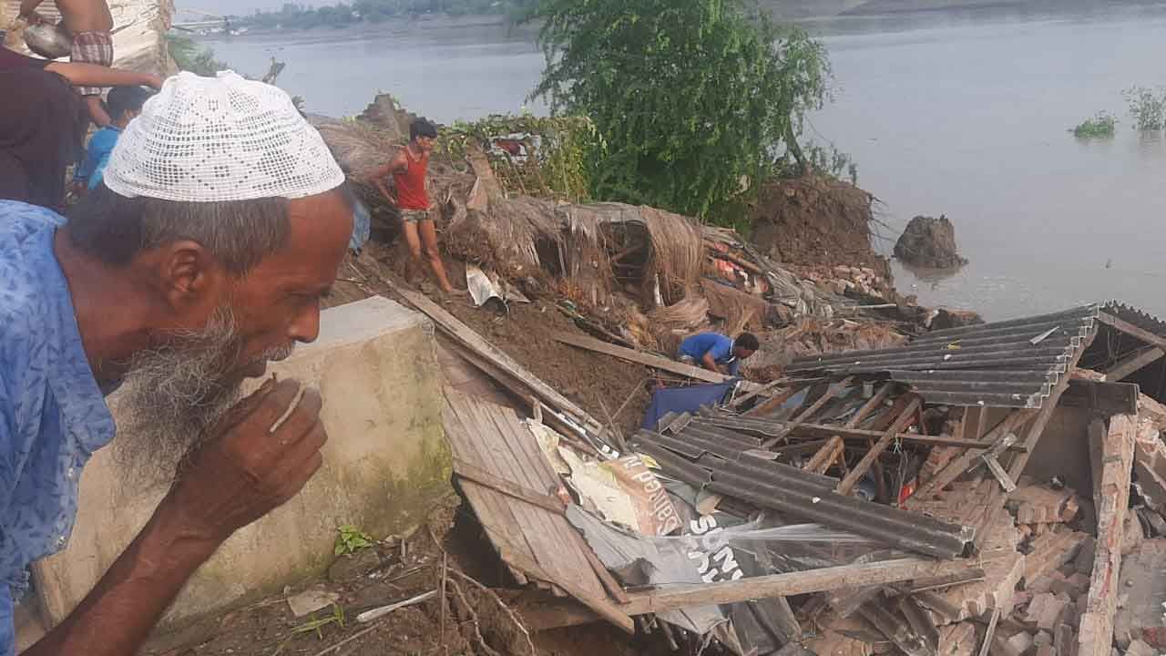 
 শুক্রবার সকাল সাড়ে পাঁচটা নাগাদ আচমকাই রাধাবল্লভপুরের গ্রামের নদীতে ভাঙন শুরু হয়। নদী তীরবর্তী এলাকার বাসিন্দারা ঘরবাড়ি ছেড়ে বেরিয়ে আসতে শুরু করেন।