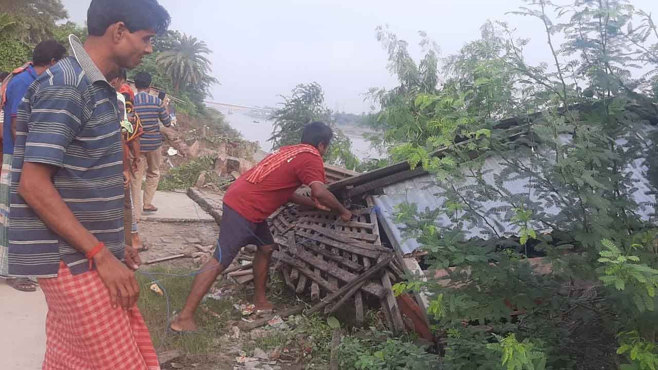 বিপদ তাঁরা আঁচ করেছিলেন আগেই। তাই যতটা সম্ভব হচ্ছে ঘরবাড়ি থেকে নিজের কিছুটা জিনিস বার করে আনতে পেরেছিলেন। নিমেশের মধ্যেই চোখের সামনে নদীর গ্রাসে চলে যায় সব কিছু। 
