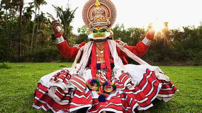 কথাকলি কেরালার একটি ঐতিহ্যবাহী জনপ্রিয় নৃত্য। কেরালায় আপনি কথাকলির প্রদর্শন উপভোগ করে পারেন। কথাকলি পরিবেশনের জন্য, শিল্পীরা ঐতিহ্যবাহী পোশাক পরেন এবং অনন্য মেকআপ করেন। আপনার কেরালা সফরে একটি চমৎকার সন্ধ্যা কাটানোর জন্য কথাকলি পারফর্মেন্স দেখাকে বেছে নিতে পারেন।