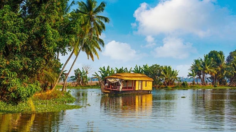 কেরালা গেলে আপনাকে অবশ্যই চড়তে হবে হাউজবোটে। কেরালার হাউজবোট ক্রুজে ভ্রমণের মাধ্যমে আপনি কেরালার গ্রাম্য পরিবেশ, নদীর সৌন্দর্য এবং জনপ্রিয় ব্যাকওয়াটার গুলি অন্বেষণ করতে পারবেন।