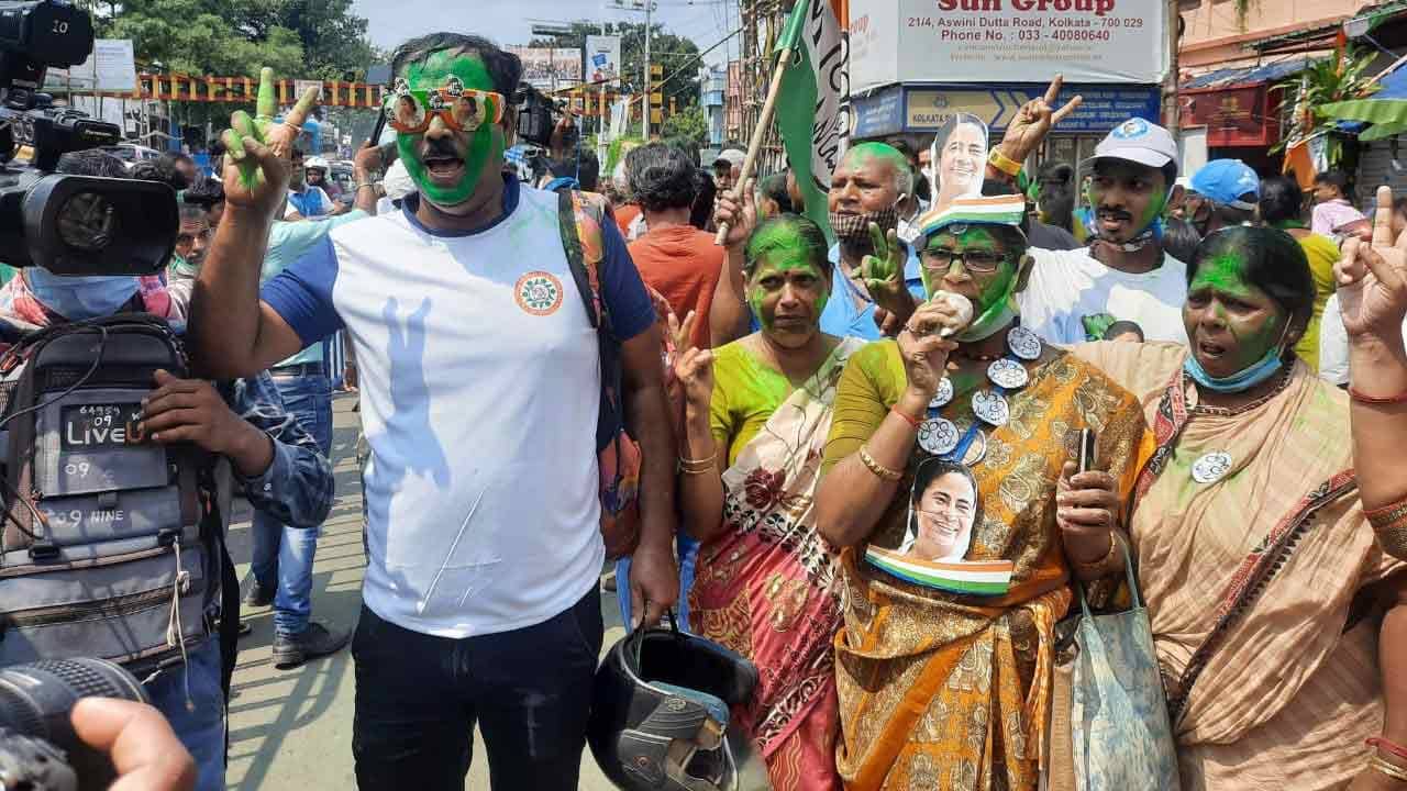 Bhabanipur Bypoll Results 2021: ২৭ হাজারের লিড নিয়ে মগডালে মমতা, উৎসব শুরু কালীঘাটে, হাজার ছুঁতে নাভিশ্বাস সিপিএমের