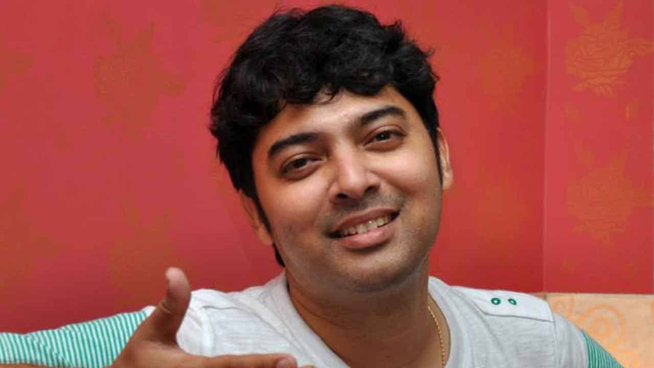 Bhaswar Chatterjee: নিপুণ দক্ষতায় কাশ্মীরি কার্পেট বুনছেন শিল্পী, ধরা পড়ল ভাস্বরের ক্যামেরায়